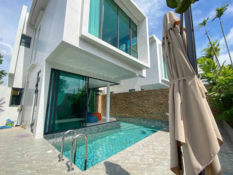 Private pool villa for rent in Pasak near Boat Avenue Thalang.