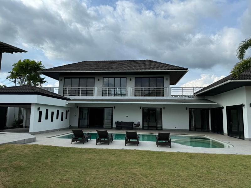 Luxury 4 Bedrooms Pool Villa for Sale in Phuket 1025 sq m of Land