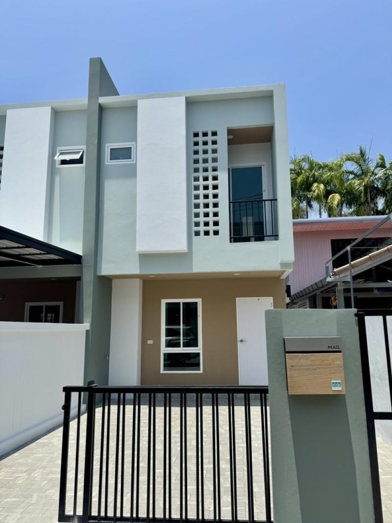 2 Storey with 3 bedrooms house for rent at Chalong